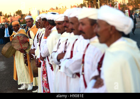 Marrakech, Maroc. 15 Nov, 2016. Les gens en costumes traditionnels chantent et dansent à l'extérieur de la COP22 village durant la 22e session de la Conférence des Parties à la Convention-cadre des Nations Unies sur le changement climatique (COP22) à Marrakech, Maroc, le 15 novembre, 2016. © Zhao Dingzhe/Xinhua/Alamy Live News Banque D'Images