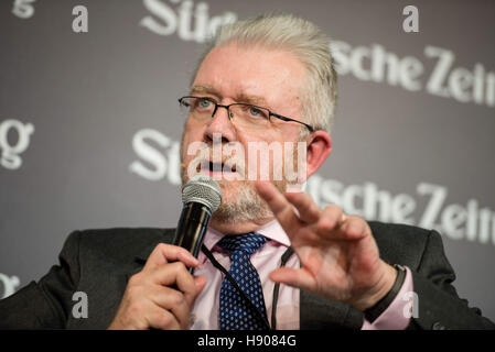 Berlin, Allemagne. 17 novembre, 2016. Brexit ministre écossais Michael Russell parle lors de la Sueddeutsche Zeitung Sommet économique de Berlin, Allemagne, 17 novembre 2016. Photo : GREGOR FISCHER/dpa/Alamy Live News Banque D'Images