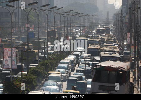 Dhaka, Bangladesh. 17 novembre, 2016. De nombreux véhicules de confiture sur une rue près de Banglamotor à Dhaka, au Bangladesh. Le manque de pilotes qualifiés, et que la police de la circulation, une mauvaise circulation et des systèmes de l'immense quantité de véhicules sont considérés la raison principale pour du trafic considérable qui créent des souffrances quotidiennes pour les navetteurs. Banque D'Images