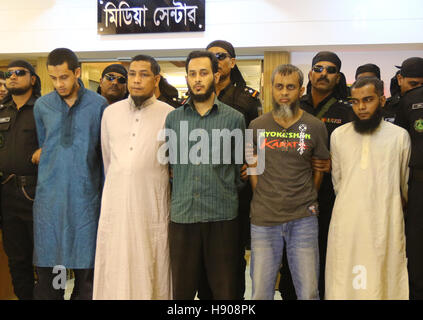 Dhaka, Bangladesh. 17 novembre, 2016. Lawmen aujourd'arrestation de cinq militants de l'Interdit Jama'atul Mujahideen Bangladesh dont trois dirigeants de haut niveau de l'Uttara Dhaka. Parmi eux, un formateur, un expert en explosifs et un coordonnateur des finances, a déclaré le mufti Mahmoud Khan, Directeur (médias), au siège de l'Rapid Action Battalion, dans un point de presse dans la capitale. Les personnes arrêtées étaient identifiés comme Abdul Hakim Faridi, 40, 29, l'Islam Rajibul Gazi Kamrus Salam Sohan, 27, Md Sohel Rana, 23, et le Sheikh Abu Saleh, Md, 42 - d'Sarwar-Tamim groupe. Banque D'Images