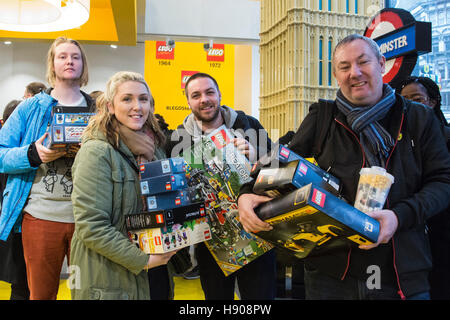 Londres, Royaume-Uni. 17 novembre 2016. LEGO de Londres magasin a ouvert ses portes aujourd'hui à Leicester Square et attiré des milliers de fans de LEGO qui ont patiemment attendu pour entrer dans le magasin - et puis de nouveau pour payer leurs achats. Le jour de l'ouverture, le LEGO Store restera ouvert jusqu'à minuit. Credit : Bettina Strenske/Alamy Live News Banque D'Images