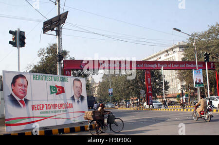 Le Pakistan. 17 novembre, 2016. Le Président turc, Recep Tayyip Erdogan et du Premier Ministre Muhammad Nawaz photos et des drapeaux à l'affichage de la thésaurisation Mall Road en face du bâtiment de l'Assemblée du Pendjab, à l'arrivée du Président turc à Islamabad, à Lahore le Jeudi, Novembre 17, 2016. Credit : Asianet-Pakistan/Alamy Live News Banque D'Images