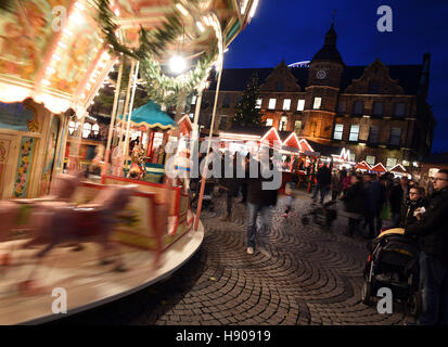 Düsseldorf, Allemagne. 17 novembre, 2016. Un carrousel tourne à la marché de Noël de la vieille ville de Düsseldorf, Allemagne, 17 novembre 2016. Le marché de Noël a commencé jeudi, 17 novembre 2016 en Rhénanie du Nord-Westphalie. Photo : HENNING KAISER/dpa/Alamy Live News Banque D'Images