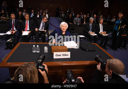 Washington DC, USA. 17 novembre, 2016. Réserve fédérale américaine présidente Janet Yellen arrive pour son témoignage devant le Comité économique mixte du Congrès américain sur le Capitole à Washington, DC, la capitale des États-Unis, le 17 novembre 2016. Yellen a dit jeudi qu'il sera approprié pour la banque centrale à augmenter le taux d'intérêt relativement rapidement, et a mis en garde contre les risques de taux de maintien bas pendant trop longtemps. Source : Xinhua/Alamy Live News Banque D'Images