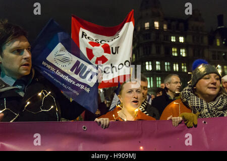 Londres, Royaume-Uni. 17 novembre 2016. En mars des manifestants de Whitehall. Les enseignants de la National Union of Teachers (NUT), l'école gouverneurs et le personnel de soutien, un meeting de protestation contre le gouvernement, une réduction du financement de l'éducation en dehors de Downing Street à Westminster avant de marcher sur le ministère de l'éducation ce soir. Les protestataires sont exigeants et augmentation du financement de l'éducation dans le prochain budget pour s'assurer que chaque enfant ait la meilleure éducation. Credit : Vickie Flores/Alamy Live News Banque D'Images