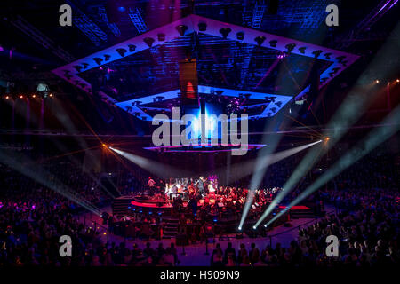 Braunschweig, Allemagne. 17 novembre, 2016. Le violoniste David Garrett joue sur scène lors de sa première mondiale à l'explosif en Live ! La visite de la Volkswagenhalle à Braunschweig, Allemagne, 17 novembre 2016. Photo : PETER STEFFEN/dpa/Alamy Live News Banque D'Images