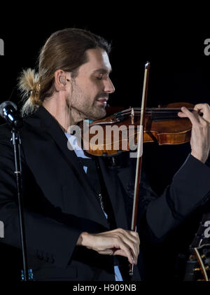 Braunschweig, Allemagne. 17 novembre, 2016. Le violoniste David Garrett joue sur scène lors de sa première mondiale à l'explosif en Live ! La visite de la Volkswagenhalle à Braunschweig, Allemagne, 17 novembre 2016. Photo : PETER STEFFEN/dpa/Alamy Live News Banque D'Images