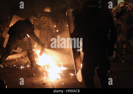 Athènes, Grèce. 17 novembre, 2016. La police anti-émeute a éteindre le feu au cours d'affrontements avec des manifestants à Athènes, capitale de la Grèce, le 17 novembre 2016. Des milliers de Grecs sont descendus dans la rue jeudi pour marquer le 43e anniversaire de la révolte étudiante contre les sept années de la junte militaire qui a conduit à la restauration de la démocratie sept mois plus tard. Credit : Marios Lolos/Xinhua/Alamy Live News Banque D'Images