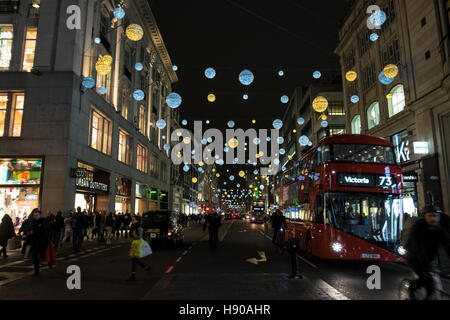 Londres, Royaume-Uni. 17 novembre 2016. Illuminations de Noël le long d'Oxford Street, au cœur du West End de Londres. Banque D'Images