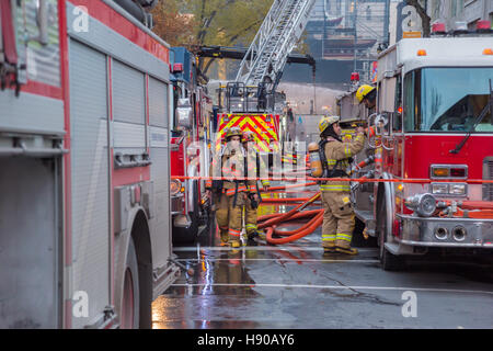 Montréal, Canada. 17 novembre 2016. Montréal : Les pompiers travaillent sur l'historique bâtiment en feu dans le quartier chinois. Robillard bâtiment a été célèbre pour avoir accueilli la première projection de film au Canada en 1896. Crédit : Marc Bruxelles/Alamy Live News Banque D'Images