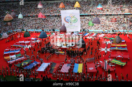 Fichier - Un fichier photo datée du 9 juin 2006 présente la cérémonie d'ouverture de la Coupe du Monde de Football à Munich, Allemagne. Photo : Olivier Matthys/EPA/dpa Banque D'Images