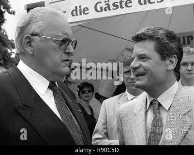 Berlin, Allemagne. 04 Juin, 2010. Fichier - Un fichier photo non datée montre l'ancien président allemand Roman Herzog parlant avec Joachim Gauck, puis commissaire fédéral pour les archives de la Stasi, à Berlin, Allemagne. Herzog, qui a été président de l'Allemagne de 1994 à 1999, est décédé à l'âge de 82 ans. Photo : Bernd Settnik/dpa-Zentralbild/dpa/Alamy Live News Banque D'Images