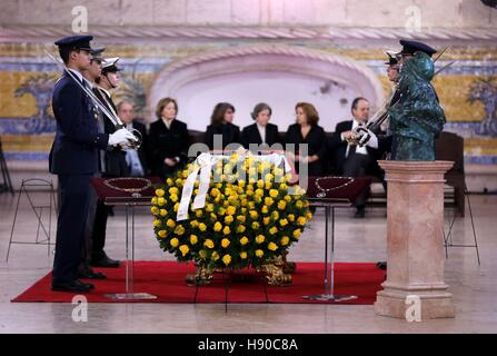 Lisbonne, Portugal. Jan 9, 2017. Les gardes d'honneur portugais debout à côté du cercueil de l'ancien président Mario Soares décédé à la monastère des Hiéronymites à Lisbonne, Portugal, le 9 janvier, 2017. Dans un planeur hommage, des milliers de Portugais ont pris aux rues en capitale Lisbonne lundi pour dire adieu à l'ancien président Mario Soares décédé, un homme très connu comme le "père de la démocratie" dans le pays. © Lusa/Xinhua/Alamy Live News Banque D'Images