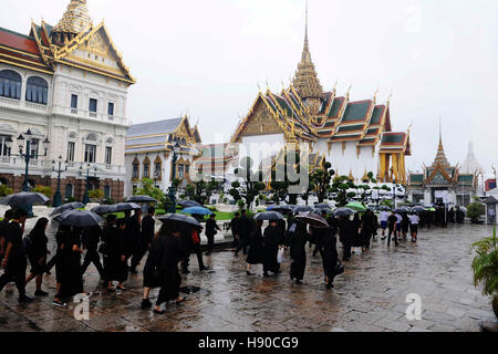 Bangkok, le Roi Bhumibol, qui utilisé pour être le plus long au monde-monarque régnante. 13 Oct, 2016. En deuil tenir parapluies dans la pluie comme ils le fichier dans le Grand Palais pour rendre hommage à feu le Roi Bhumibol Adulyadej thaïlandais à Bangkok, Thaïlande, 10 janvier 2017. Le roi Bhumibol, qui utilisé pour être le plus long au monde-monarque régnant, est décédé à l'hôpital Siriraj de Bangkok, le 13 octobre 2016. © Sageamsak Rachen/Xinhua/Alamy Live News Banque D'Images