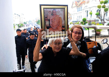 Bangkok, le Roi Bhumibol, qui utilisé pour être le plus long au monde-monarque régnante. 13 Oct, 2016. En deuil dans le Grand Palais pour rendre hommage à feu le Roi Bhumibol Adulyadej thaïlandais à Bangkok, Thaïlande, 10 janvier 2017. Le roi Bhumibol, qui utilisé pour être le plus long au monde-monarque régnant, est décédé à l'hôpital Siriraj de Bangkok, le 13 octobre 2016. © Sageamsak Rachen/Xinhua/Alamy Live News Banque D'Images