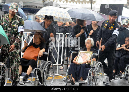 Bangkok, le Roi Bhumibol, qui utilisé pour être le plus long au monde-monarque régnante. 13 Oct, 2016. Personnes en fauteuil roulant sont accompagnés dans leur façon de rendre hommage à feu le Roi Bhumibol Adulyadej thaïlandais au Grand Palais à Bangkok, Thaïlande, 10 janvier 2017. Le roi Bhumibol, qui utilisé pour être le plus long au monde-monarque régnant, est décédé à l'hôpital Siriraj de Bangkok, le 13 octobre 2016. © Sageamsak Rachen/Xinhua/Alamy Live News Banque D'Images