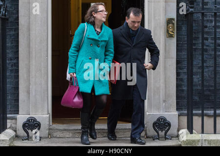 Downing Street, Londres, le 10 janvier 2017. Lord Privy Seal et leader de la Chambre des Lords Baronne Natalie Evans et gallois Alun Secrétaire quitte le Cairns UK hebdomadaire réunion du cabinet au 10 Downing Street comme la nouvelle législature commence. Crédit : Paul Davey/Alamy Live News Banque D'Images