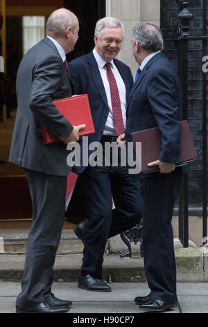 Downing Street, Londres, le 10 janvier 2017. Du travail et des retraites Damian Green (à gauche), Secrétaire d'État à la sortie de l'Union européenne David Davis et Commerce international Liam Fox, Secrétaire (à droite) quittent la réunion hebdomadaire du cabinet britannique au 10 Downing Street comme la nouvelle législature commence. Crédit : Paul Davey/Alamy Live News Banque D'Images