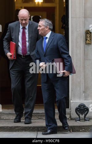 Downing Street, Londres, le 10 janvier 2017. Commerce international Liam Fox, Secrétaire (à droite) et du travail et des retraites Damian Green quittent la réunion hebdomadaire du cabinet britannique au 10 Downing Street comme la nouvelle législature commence. Crédit : Paul Davey/Alamy Live News Banque D'Images