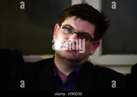 Berlin, Allemagne. 06 Jan, 2017. Le secrétaire d'Etat à la construction à Berlin Andrej Holm (Parti de Gauche) à une discussion de groupe à Berlin, Allemagne, 06 janvier 2017. Le groupe a pris le sujet de l'histoire personnelle de l'homme politique de la République démocratique allemande (RDA) et la question de la pertinence de cette histoire dans le présent. La discussion a été intitulée "Einmal Stasi - immer Stasi ? Der Fall Andrej Holm' ('une fois, toujours de la Stasi Stasi ? Le cas d'Andrej Holm'). Photo : Maurizio Gambarini/dpa/Alamy Live News Banque D'Images