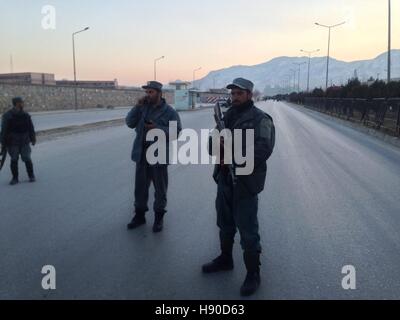 Kaboul, Afghanistan. 10 janvier, 2017. Des policiers montent la garde près de l'explosion site dans Kaboul, capitale de l'Afghanistan, le 10 janvier 2017. Au moins 25 personnes ont été tuées et plusieurs autres blessées après deux explosions ont déchiré à proximité d'un bureau gouvernemental le long d'une route très fréquentée dans l'ouest de Kaboul le mardi, a annoncé la police. © Rahmat Alizadah/Xinhua/Alamy Live News Banque D'Images