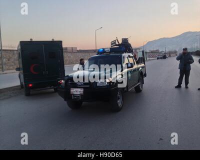 Kaboul, Afghanistan. 10 janvier, 2017. Des policiers montent la garde près de l'explosion site dans Kaboul, capitale de l'Afghanistan, le 10 janvier 2017. Au moins 25 personnes ont été tuées et plusieurs autres blessées après deux explosions ont déchiré à proximité d'un bureau gouvernemental le long d'une route très fréquentée dans l'ouest de Kaboul le mardi, a annoncé la police. © Rahmat Alizadah/Xinhua/Alamy Live News Banque D'Images