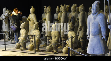 Karlovy Vary, République tchèque. 10 janvier, 2017. Comme la plus grande exposition d'exemplaires encore de les guerriers de terre cuite de la tombe du premier empereur chinois en République tchèque sera officiellement inaugurée dans l'Hôtel Thermal de Karlovy Vary, République tchèque, le 10 janvier 2017. © Slavomir Kubes/CTK Photo/Alamy Live News Banque D'Images