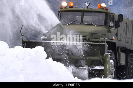 Mettelsaida, Allemagne. 09Th Jan, 2017. L'ère soviétique russe modèle 1982 Ural 375D équipé d'un chasse-neige mange son chemin à travers la neige lourde dans Mettelsaida, Allemagne, 09 janvier 2017. Un groupe de collectionneurs de bloc de Varsovie l'acquisition de véhicules poids lourds de la Fédération de l'année dernière. La souffleuse est alimenté par une HP 400 T55 moteur de réservoir. Le camion a été amoureusement restauré par le groupe et sera utilisé pour les réunions des collectionneurs à l'avenir. Photo : Hendrik Schmidt/dpa-Zentralbild/dpa/Alamy Live News Banque D'Images