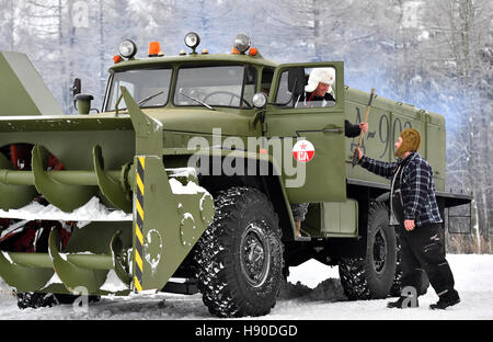 Mettelsaida, Allemagne. 09Th Jan, 2017. Les collectionneurs de véhicules Enrico Klemm (L) et Andre Krumbiegel avec un modèle 1982 de l'ère soviétique le russe Ural 375D équipé d'un chasse-neige dans Mettelsaida, Allemagne, 09 janvier 2017. Un groupe de collectionneurs de bloc de Varsovie l'acquisition de véhicules poids lourds de la Fédération de l'année dernière. La souffleuse est alimenté par une HP 400 T55 moteur de réservoir. Le camion a été amoureusement restauré par le groupe et sera utilisé pour les réunions des collectionneurs à l'avenir. Photo : Hendrik Schmidt/dpa-Zentralbild/dpa/Alamy Live News Banque D'Images