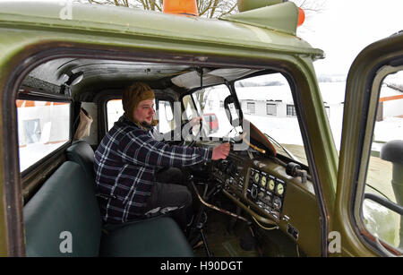 Mettelsaida, Allemagne. 09Th Jan, 2017. Collectionneur de véhicule Enrico Klemm est assis dans la cabine de l'ère soviétique russe modèle 1982 Ural 375D équipé d'un chasse-neige dans Mettelsaida, Allemagne, 09 janvier 2017. Un groupe de collectionneurs de bloc de Varsovie l'acquisition de véhicules poids lourds de la Fédération de l'année dernière. La souffleuse est alimenté par une HP 400 T55 moteur de réservoir. Le camion a été amoureusement restauré par le groupe et sera utilisé pour les réunions des collectionneurs à l'avenir. Photo : Hendrik Schmidt/dpa-Zentralbild/dpa/Alamy Live News Banque D'Images