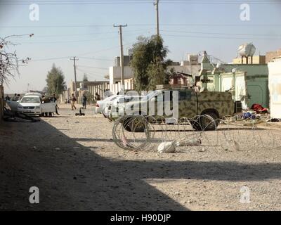 Lashkar Gah, l'Afghanistan. 10 janvier, 2017. Les membres des forces de sécurité afghanes à inspecter le site d'une attaque à Lashkar Gah, Afghanistan, le 10 janvier 2017. Au moins sept personnes ont été tués et deux autres blessés par un kamikaze s'est fait exploser à l'extérieur de Lashkar Gah, la capitale de la province du Helmand, du sud de l'Afghanistan mardi, a annoncé la police. © Abdul Aziz Safdari/Xinhua/Alamy Live News Banque D'Images