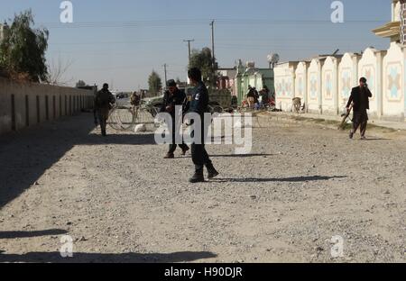 Lashkar Gah, l'Afghanistan. 10 janvier, 2017. Les membres des forces de sécurité afghanes à inspecter le site d'une attaque à Lashkar Gah, Afghanistan, le 10 janvier 2017. Au moins sept personnes ont été tués et deux autres blessés par un kamikaze s'est fait exploser à l'extérieur de Lashkar Gah, la capitale de la province du Helmand, du sud de l'Afghanistan mardi, a annoncé la police. © Abdul Aziz Safdari/Xinhua/Alamy Live News Banque D'Images