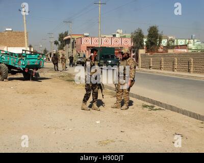 Lashkar Gah, l'Afghanistan. 10 janvier, 2017. Les membres des forces de sécurité afghanes sont sur le site d'une attaque à Lashkar Gah, Afghanistan, le 10 janvier 2017. Au moins sept personnes ont été tués et deux autres blessés par un kamikaze s'est fait exploser à l'extérieur de Lashkar Gah, la capitale de la province du Helmand, du sud de l'Afghanistan mardi, a annoncé la police. © Abdul Aziz Safdari/Xinhua/Alamy Live News Banque D'Images