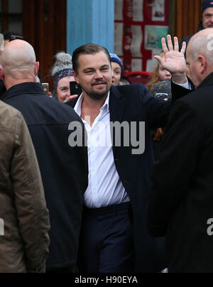 Légende générique Leonardo DiCaprio arrive pour une visite à domicile par morsure sociale sandwicheries à Édimbourg, qui travaillent pour aider les sans-abri. Banque D'Images