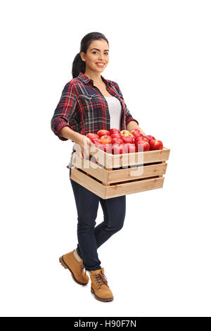 Portrait d'un travailleur agricole féminine tenant une caisse pleine de pommes isolé sur fond blanc Banque D'Images