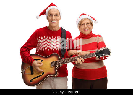 Joyeux Noël avec les aînés hats jouant de la guitare isolé sur fond blanc Banque D'Images