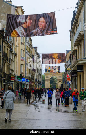 DIJON, FRANCE - 14 octobre 2016 : rue principale (rue de la liberte) Scène de vieilles maisons typiques, les habitants et les visiteurs, à Dijon, Bourgogne, France Banque D'Images