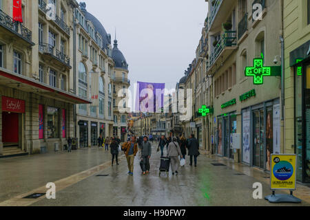 DIJON, FRANCE - 14 octobre 2016 : rue principale (rue de la liberte) Scène de vieilles maisons typiques, les habitants et les visiteurs, à Dijon, Bourgogne, France Banque D'Images