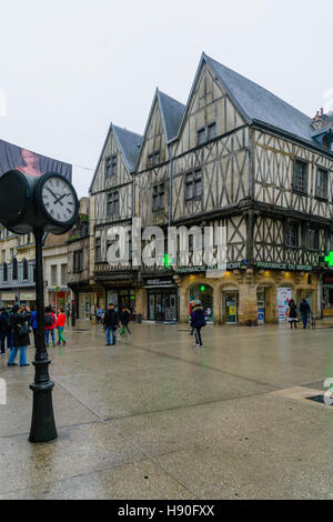 DIJON, FRANCE - 14 octobre 2016 : rue principale (rue de la liberte) Scène de vieilles maisons typiques, les habitants et les visiteurs, à Dijon, Bourgogne, France Banque D'Images