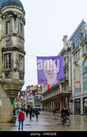 DIJON, FRANCE - 14 octobre 2016 : rue principale (rue de la liberte) Scène de vieilles maisons typiques, les habitants et les visiteurs, à Dijon, Bourgogne, France Banque D'Images