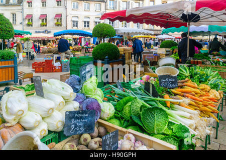 BEAUNE, France - 15 octobre 2016 : scène de marché avec divers produits, vendeurs et acheteurs, à Beaune, bourgogne, france Banque D'Images