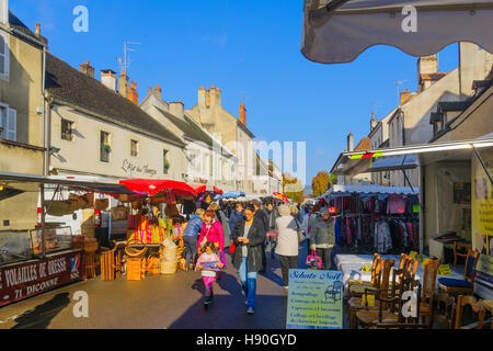 BEAUNE, France - 15 octobre 2016 : scène de marché avec divers produits, vendeurs et acheteurs, à Beaune, bourgogne, france Banque D'Images