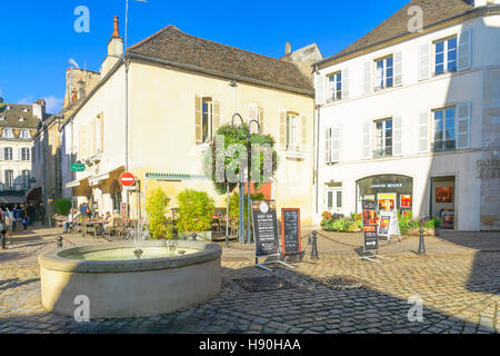 BEAUNE, France - 15 octobre 2016 : Théâtre de la place Ziem, avec les habitants et visiteurs, à Beaune, bourgogne, france Banque D'Images