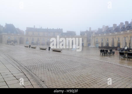 DIJON, FRANCE - Le 16 octobre 2016 : Fogy vue sur la place de la libération (place de la libération), à Dijon, Bourgogne, France Banque D'Images