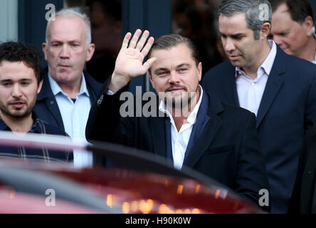 Leonardo DiCaprio quitte après une visite à domicile par morsure sociale sandwicheries à Édimbourg, qui travaillent pour aider les sans-abri. Photo date : Jeudi 17 Novembre, 2016. Voir PA story SHOWBIZ DiCaprio. Crédit photo doit se lire : Jane Barlow/PA Wire Banque D'Images