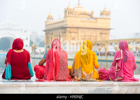 Les pèlerins sikhs devant le Temple d'or, Amritsar, Punjab, Inde du Nord, Inde Banque D'Images
