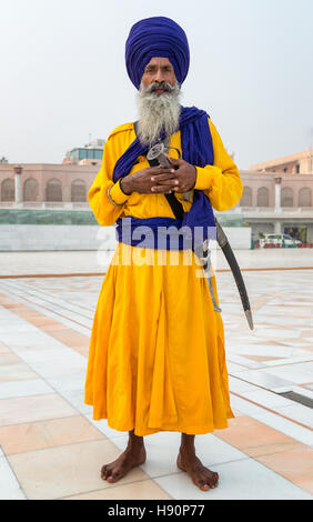 Garde Sikh au Golden Temple complexe dans la ville de Sikh d'Amritsar, Punjab, Inde du Nord Banque D'Images