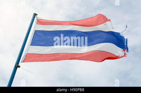 L'ancien royaume de Thaïlande ondulées flag against blue sky Banque D'Images