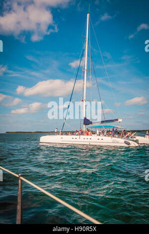 Catamaran avec les touristes à bord Banque D'Images