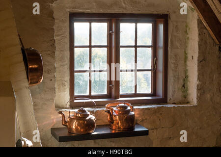 Bouilloires en cuivre dans la cuisine en Egeskov castle, Fionie, Danemark,Kvaendrup Banque D'Images